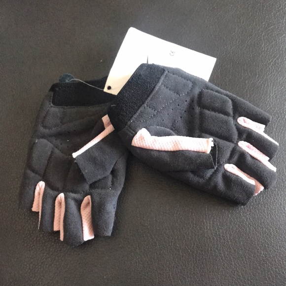 Nike women’s fitness gloves - Picture 3 of 3